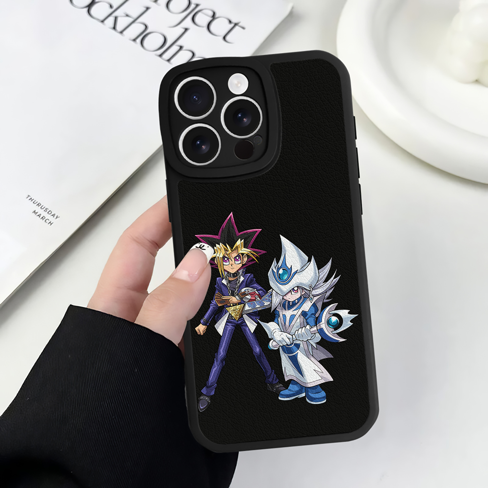 遊☆戯☆王 Yu-Gi-Oh! 【iPhone 16シリーズ対応】シリコンスマホケース（レザー調） 材質：シリコン
